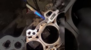 Как выкрутить обломанный болт в блоке цилиндров #automobil