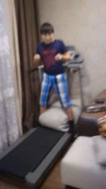 Шок ребёнок сломал руку !!! На беговой дорожке смотреть онлайн
