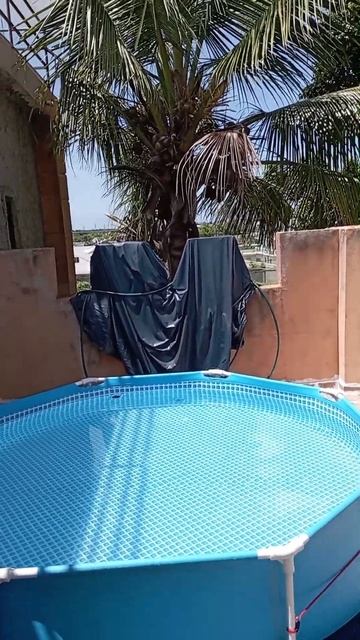 На третьем этаже,на террасе поставил бассейн. смотреть онлайн