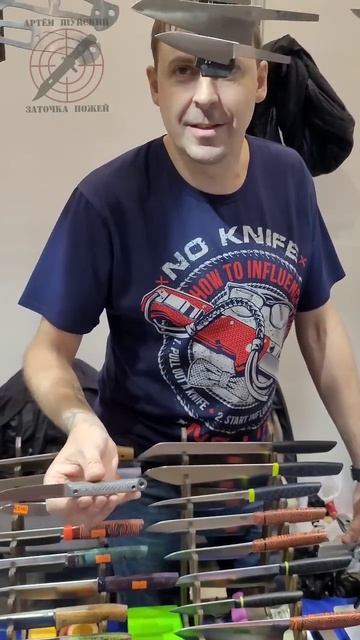 Иван Бабий и его новый нож. Выставка Клинок. Город Моск