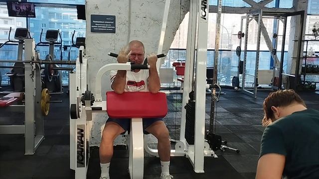 11.12.2024 г. Бицепс (станок скотта) 36 кг на 5 раз. 63 года , в смотреть онлайн