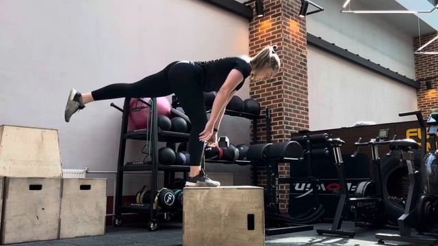 Зашагивание на короб + наклон с гантелей смотреть онлайн