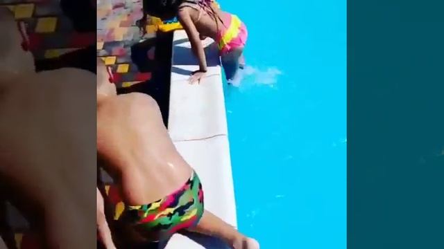 Я в бассейне с своим братом смотреть онлайн