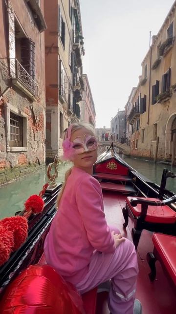 Красивая Ева в красивой Венеции