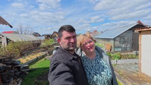 Сафар борется с сорниками на даче, а я в теплице высаживаю огурчики.