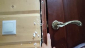 Устройство для расширения дверных коробок продолжает
