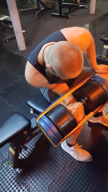 Подъем гантели на кисть 60 кг на одну руку смотреть онлайн