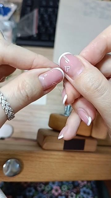 Как завязать узелок на Мононити (леске) для вышивания смотреть онлайн