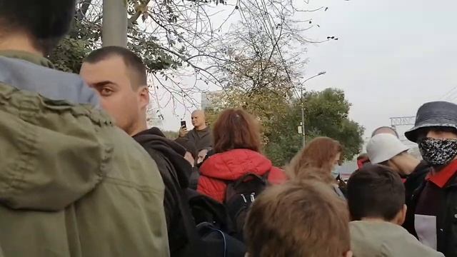 Народ прорывается через незаконно установленный забо смотреть онлайн