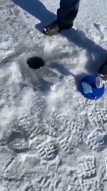 Зимняя рыбалка на озере ice fishing on lake смотреть онлайн