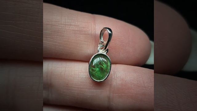 Срібний кулон з цаворитом природним зеленим гранатом, смотреть онлайн