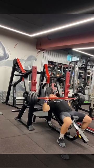 Жим штанги наклонная скамья смотреть онлайн