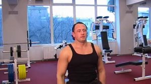 Разведение рук в стороны с гантелями сидя