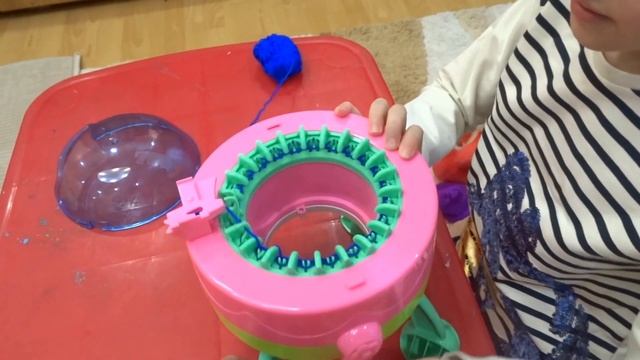 Вязать с вязальной машинкой легко попробуйте смотреть онлайн