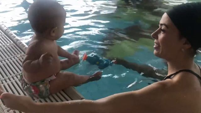 Ныряем с бортика) Лия 8 мес смотреть онлайн