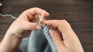 Женский капор на застежке спицами 💣 Knitted bonnet pattern