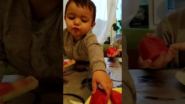 Сладкие дети кушают Арбуз. Очень смешно смотреть онлайн