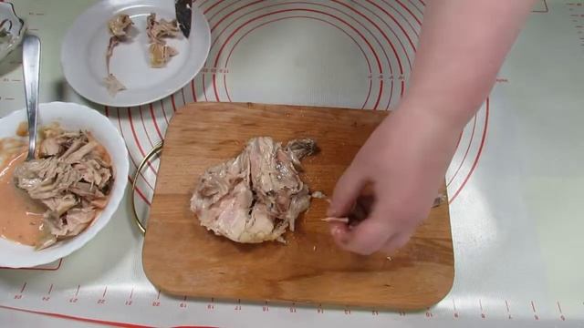 Закуска из цыпленка под соусом. Chicken snack under sauce.