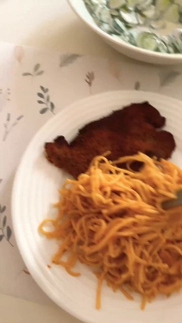 А на обід мяско з духовки #мясодуховка #духовка #макаро смотреть онлайн