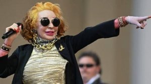 Прячет лицо: Заявление несуразной Агузаровой шокировало Малахова