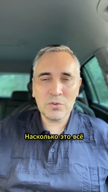 Полицейский требует оплатить долг банку