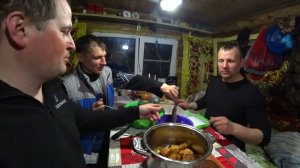 Вечер в таёжной избушке. Готовим картофель в казане на костре и хариус по сибирски.
