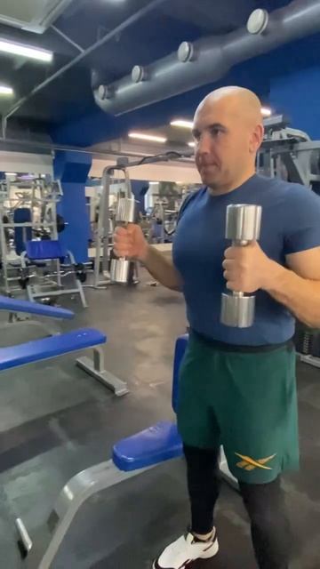 Сгибание рук с гантелями в стиле молот.