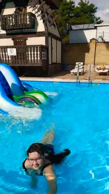 🤿бассейн где то в центре Геленджика.🏊♀️ смотреть онлайн