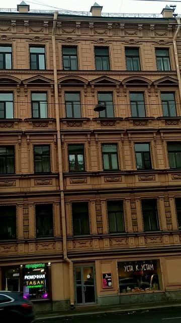 Во дворе дома Графа Шереметева Театр "На Литейном"ждёт смотреть онлайн
