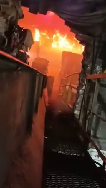 На Кузбасском Скарабее загорелись два цеха макулатур? смотреть онлайн