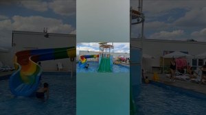 Обнаженные девушки в бассейне