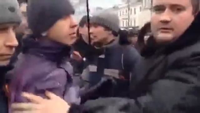 Организатору 'За чистый Киев' одели ведро на голову во время интервью смотреть онлайн