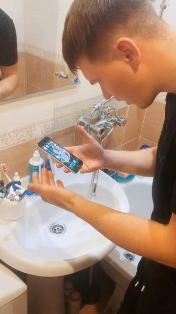 Когда Брызги Воды Попали На Телефон! #shorts смотреть онлайн