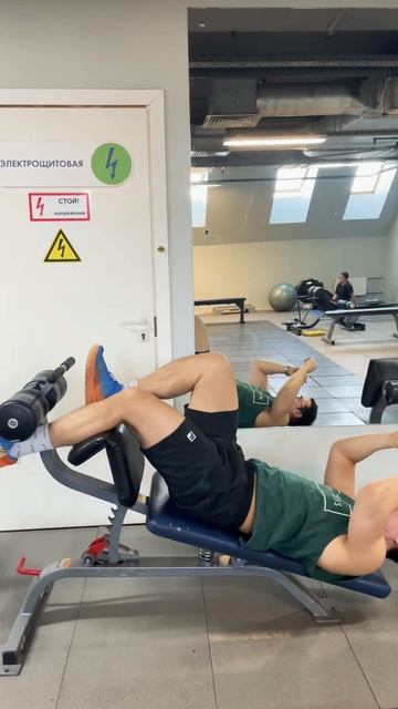 Подъем корпуса на римском стуле с зацепом одной ногой смотреть онлайн