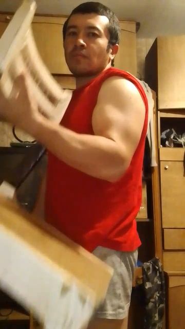 качаем бицепс 💪 дома без гантели смотреть онлайн