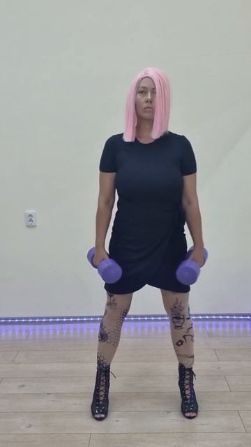 фитнес #фитнес #гантели #розовыеволосы смотреть онлайн