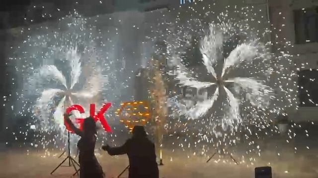 Холодные фонтаны на день рождения клуба, надпись, вспышки, вертушки 02.05.2025 Графский парк. смотреть онлайн