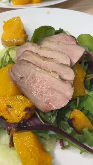 Салат с уткой и печеной тыквой смотреть онлайн