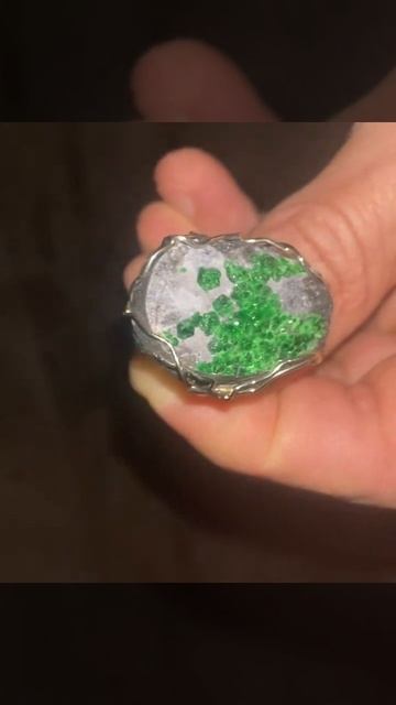 Уваровит - зеленый гранат смотреть онлайн