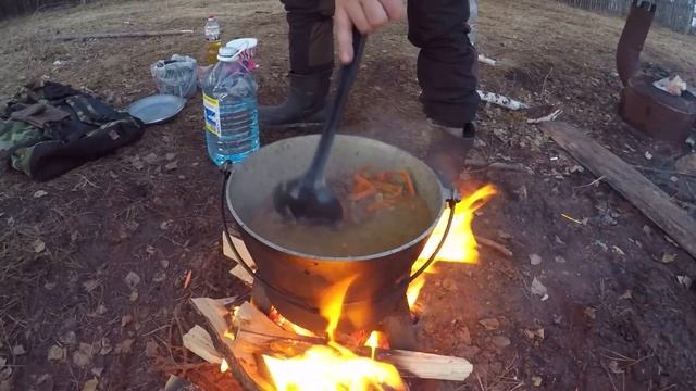 Шурпа охотничья в казане на костре. Готовим на природе
