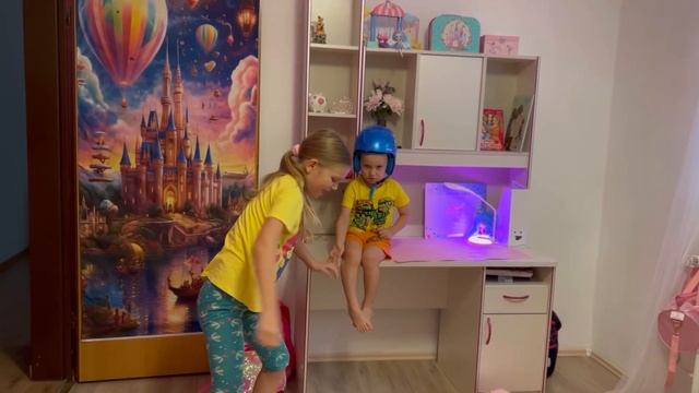 Ева и Лёва играют дома в «Пол - это лава!»