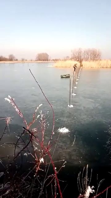 Забивка труб для ограждения озера в воде смотреть онлайн