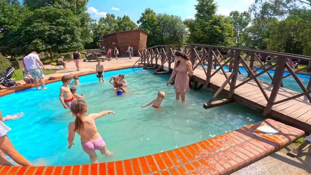 Гуляли в зоопарке, и случайно нашли детский бассейн. смотреть онлайн