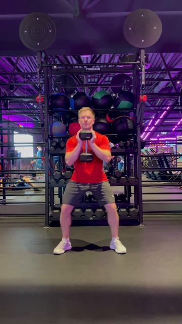 Ноги.Приседания с гантелью в руках смотреть онлайн