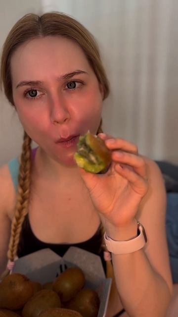 Концовка😂 Как правильно есть киви? #киви #фрукты #лето смотреть онлайн