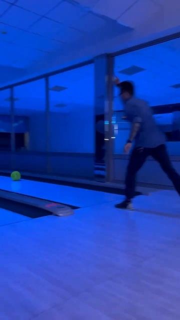 ЭДИСОН ПРОФЕССИОНАЛЬНЫЙ ИГРОК В БОУЛИНГ 🎳 смотреть онлайн
