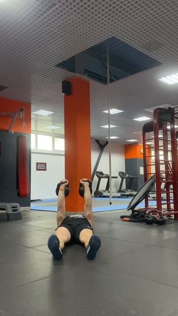 Турецкий подъем с двумя гирями по 32 кг 💪🔥🐻. Оценива? смотреть онлайн