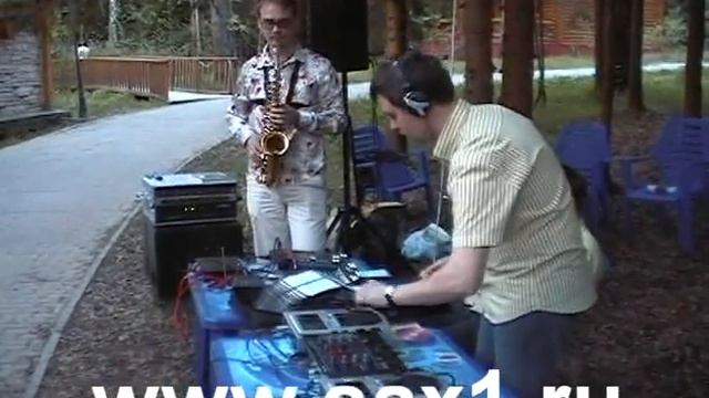 Истра Холидей саксофонист в лесу