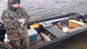 Поимка крупного тайменя. Река Лена