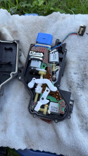 Volkswagen Touareg Ремонт замка двери, замена замка двери, замена ручки двери, с/у обшивки двери.